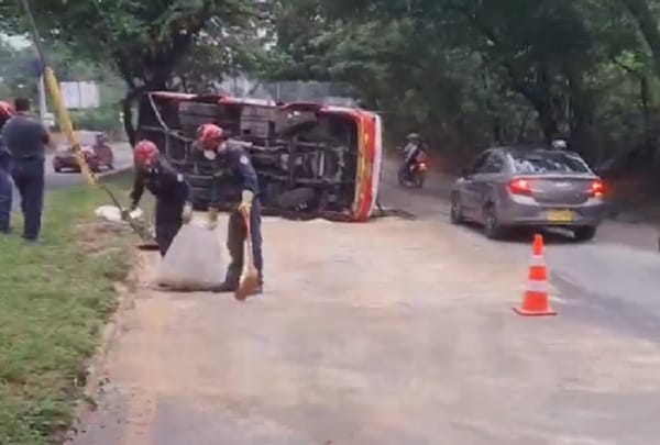 Buseta se volcó en el Anillo Vial ruta Girón - Floridablanca