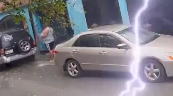 Hombre sobrevive a rayo tras bañarse en la lluvia durante tormenta