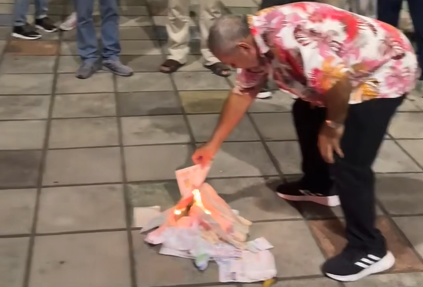 Barranqueños quemaron recibos de luz en rechazo al impuesto a la seguridad