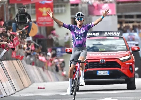 Lucas Plapp con los honores en la octava jornada del Giro