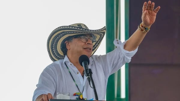 Petro endureció su diatriba belicosa y hostil contra el Congreso durante su visita a Santander