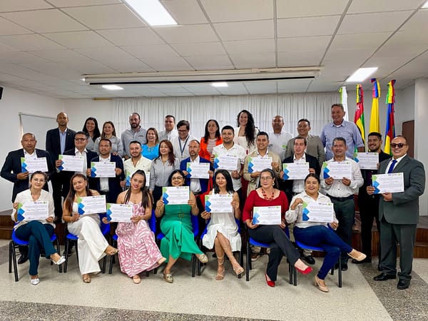 Docentes graduados y comprometidos con la excelencia educativa