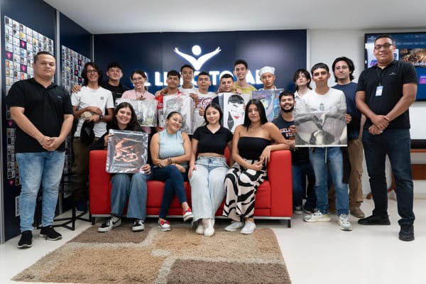 Visita de estudiantes a Casa del Libro Total
