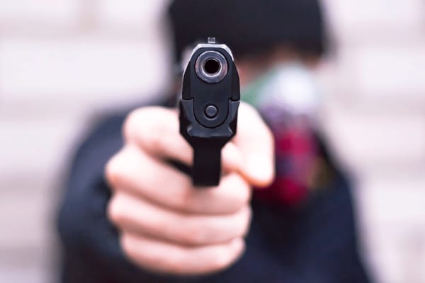 No es ‘Matrix’ pero esquivó una bala y huyo de la muerte