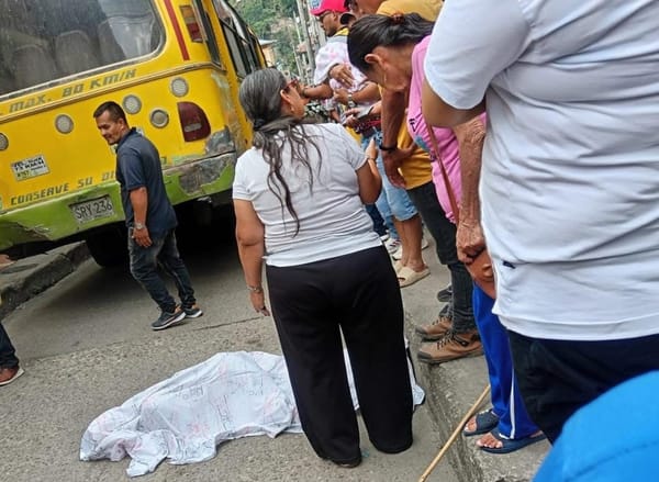 Adulto mayor se suicidó tirándose a las llantas traseras de un bus de servicio público