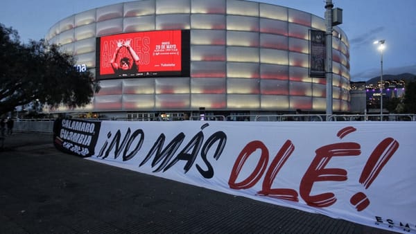 Andrés Calamaro revivió gesto taurino en el Movistar Arena