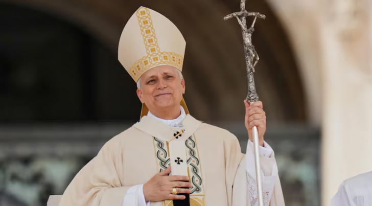 León XIV se viste de oro: el lujo regresa al Vaticano