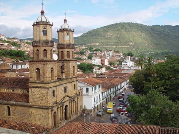 San Gil descentraliza servicios públicos con encuentros comunitarios