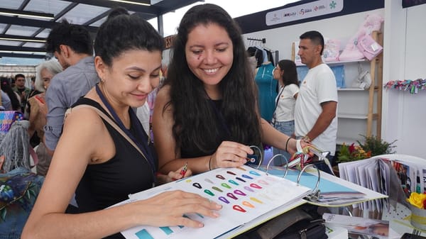 Más de 300 empresarios de Santander participaron en “El Conocimiento se Viste de Moda”