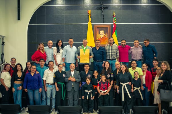 Reconocimiento y exaltación a maestro Diógenes Aparicio Prada