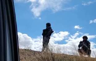 ¡En vivo desde el infierno! Reporteros transmiten balacera mientras helicópteros y patrullas cazan a 13 sicarios en México