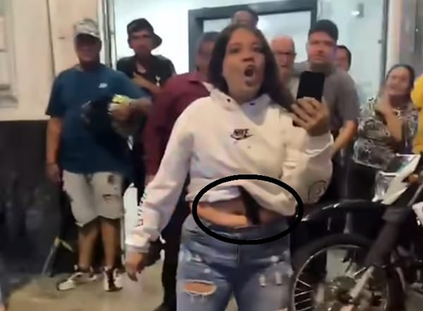 Mujer tenía un cuchillo como para decapitar a Godzilla