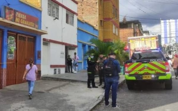 Asaltantes balearon a dos hombres por robar una tienda