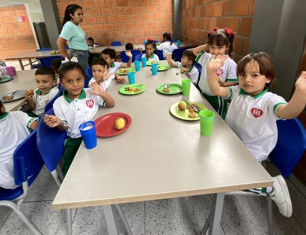 Pedagogía contra el desperdicio de alimentos del programa escolar