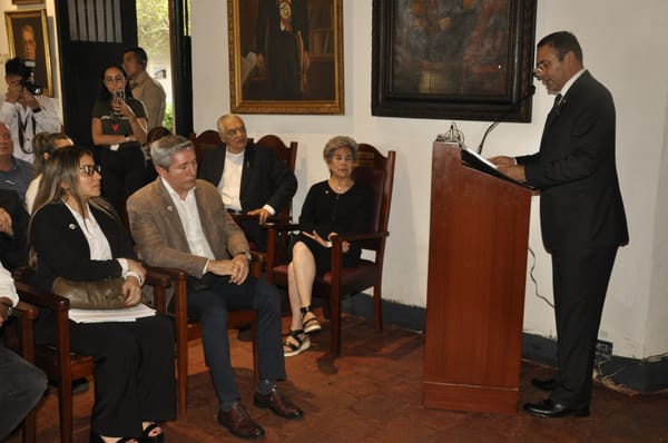 Academia de Historia recibe al gobernador de Santander