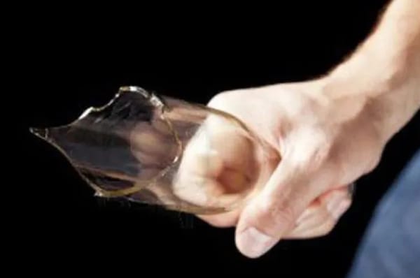 Mujer apuñaló en el rostro a su pareja con un 'pico' de botella