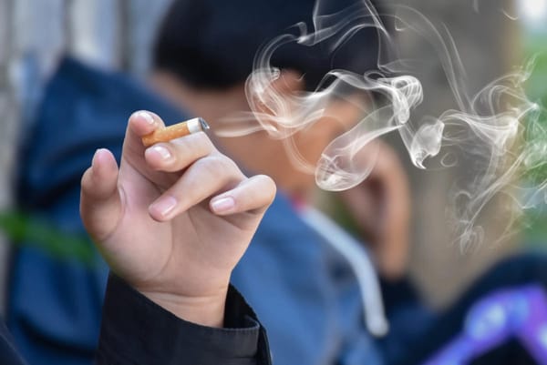 ¡Al descubierto! Así manipula la industria del tabaco a los jóvenes