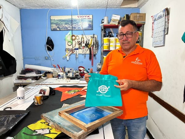 Oscar Franco: El arte de la serigrafía que impulsa su emprendimiento ecológico
