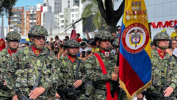 Colombia honra a sus héroes con desfile militar y policial en Bucaramanga