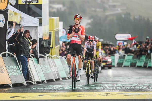 Arensman gana la recortada etapa 19 del Tour