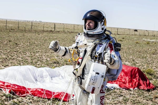 Murió el hombre que saltó desde el espacio y rompió barrera del sonido