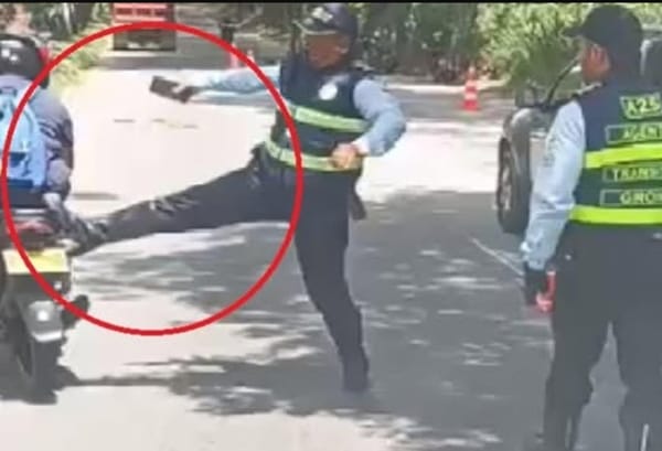 Destituido alférez de transito por pelea con un motociclista