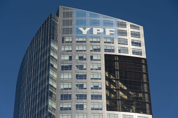 EE. UU. ordena a Argentina entregar el 51 % de YPF para saldar millonaria deuda