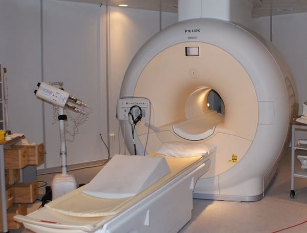 No cumplió con las normas y fue succionado por máquina de resonancia magnética