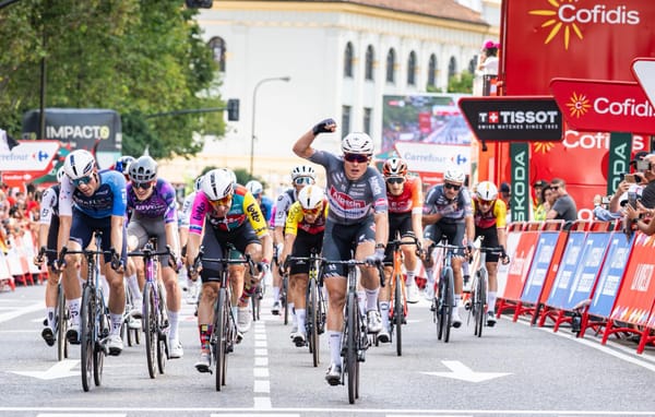 Jasper Phlilipsen impone su velocidad en Zaragoza