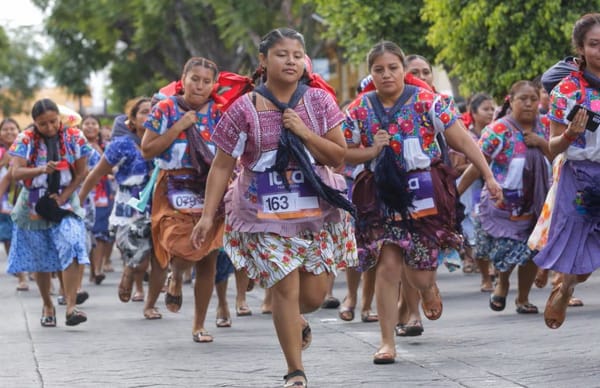Mujeres honran al maíz natural en la 'Carrera de la Tortilla'