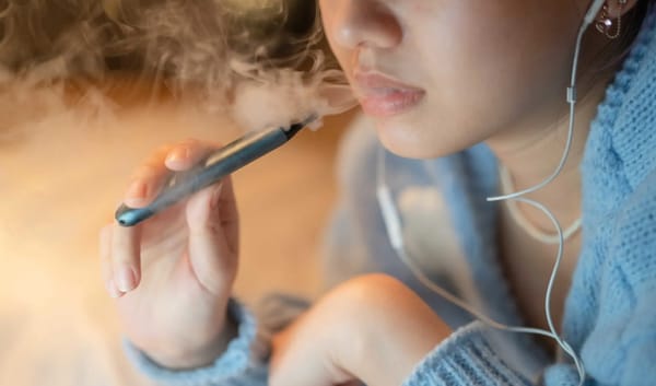 Peligros por el consumo de cigarrillos electrónicos en niños y adolescentes