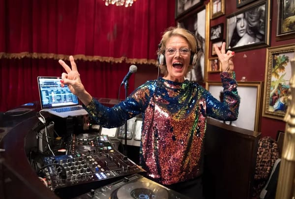 La octogenaria DJ Gloria conquista las discotecas