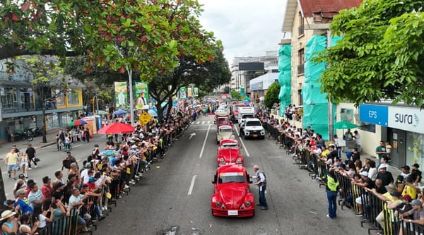 Feria Bonita de Colombia cerró sobre ruedas con los autos antiguos