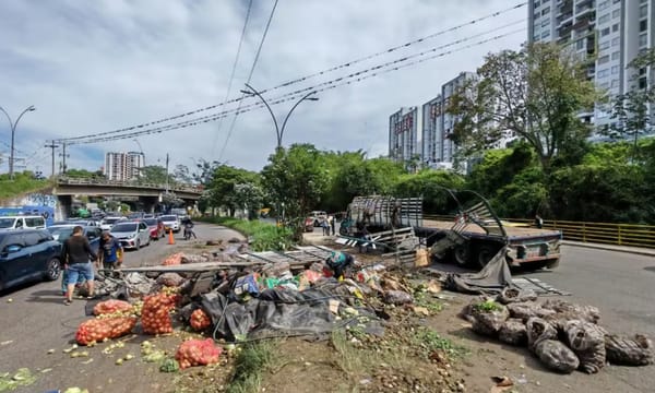 Seis hora de taponamiento en la autopista Piedecuesta - Bucaramanga por volcamiento de una tractomula