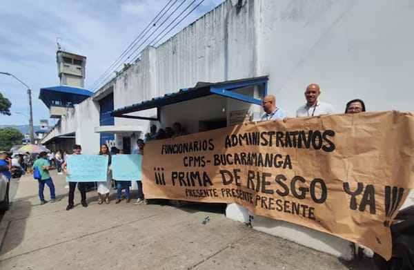 Trabajadores del INPEC protestan frente a La Modelo de  Bucaramanga en reclamo por una prima de riesgos