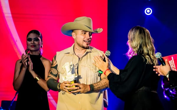 Jessi Uribe sigue arrasando y es galardonado en Premios Monitor Latino