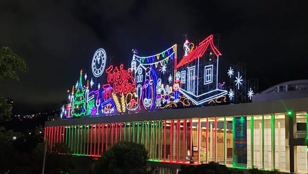 Neomundo ilumina la Navidad 2025 con la tarjeta más grande de Colombia