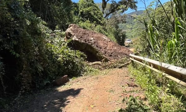 Enorme roca obstruye el paso en la vía entre Puente Mirando y la vereda Santa Teresa, Valle de San José, Santander