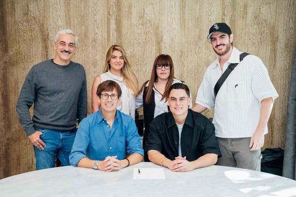 Miguel Bueno firma oficialmente con Sony Music Latin