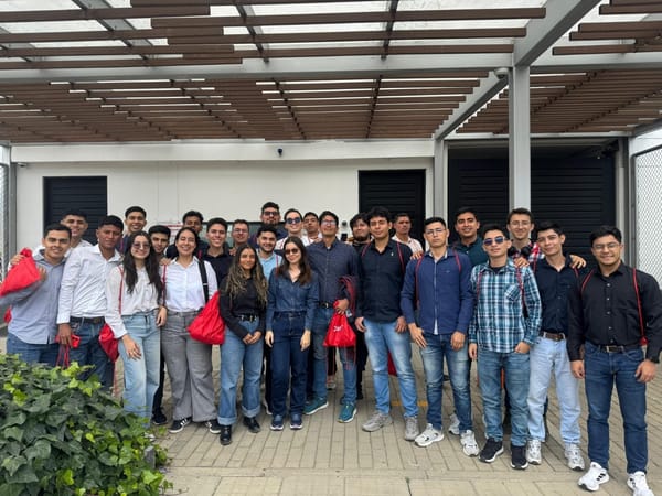 Estudiantes de Ingeniería Electrónica de la UIS conocieron el Datacenter Triara de Claro en Bogotá