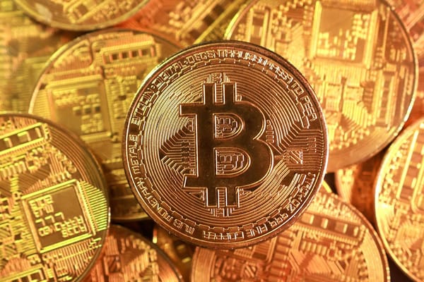 Bitcóin cae por debajo de USD 90.000 en medio de temores económicos