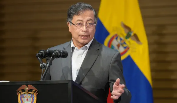 Petro denuncia red  criminal en la DIAN  Congresistas involucrados en lavado de dinero y contrabando imagen de la publicación