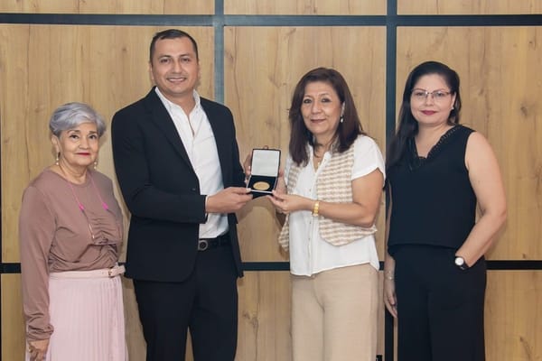 Exaltación Merito por Servicio a egresado UCC