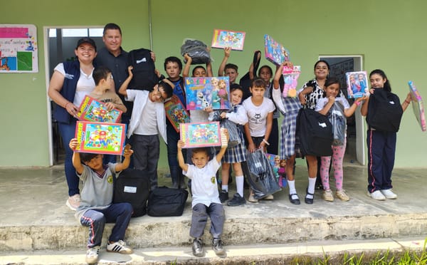 Entrega de kits escolares y mucha alegría en Charta