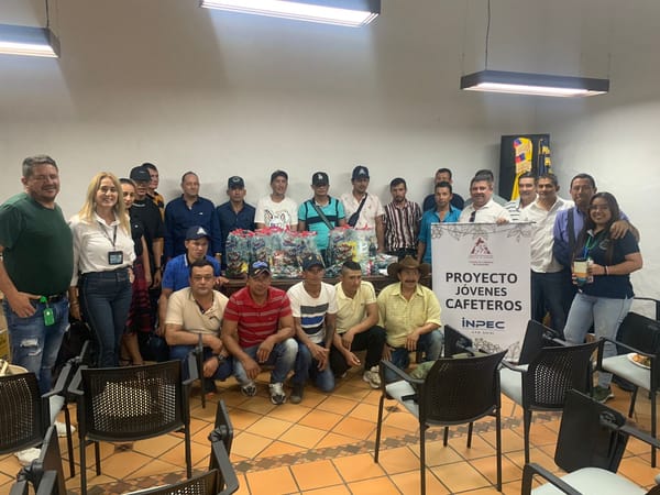 Entrega de kits de maquinaria para jóvenes cafeteros en San Gil