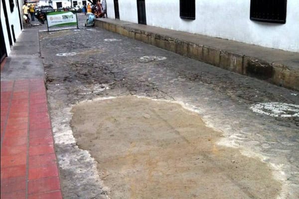 Alertan por deterioro del empedrado en el centro histórico de Girón