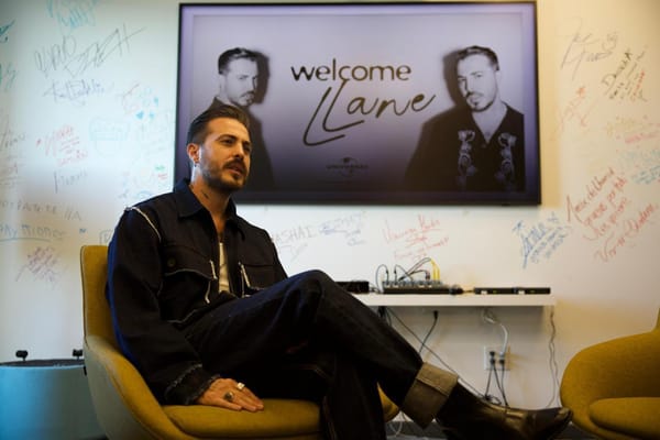 Llane firma con Universal Music