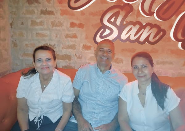 Amigos celebrando las primeras seis décadas