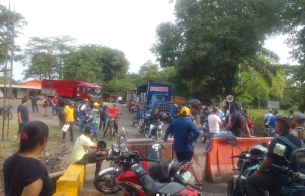 Comunidad rural de Patio Bonito bloquea de forma intermitente la vía hacia Puerto Araujo imagen de la publicación