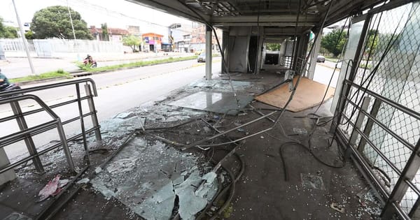 Vandalizada a golpes de martillo estación Provenza de Metrolínea